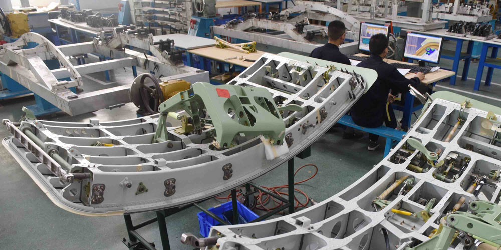 На заводе по производству авиалайнеров C919 в Чэнду