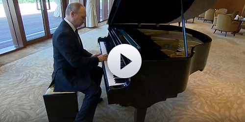 Путин играет на рояле в Пекине