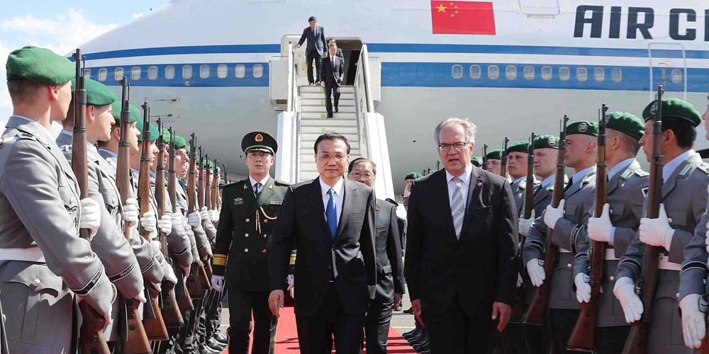 Ли Кэцян прибыл в Берлин с официальным визитом в Германию и на ежегодную встречу глав правительств КНР и ФРГ