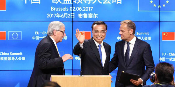 Ли Кэцян провел совместную пресс-конференцию с председателем Евросовета Дональдом 
Туском и председателем Еврокомиссии  Жан-Клодом Юнкером