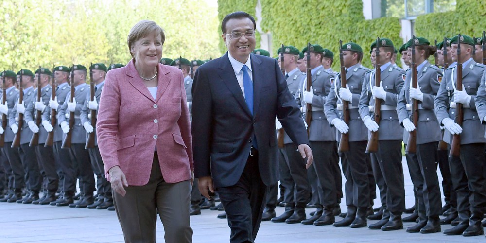 На встрече с Ангелой Меркель Ли Кэцян подчеркнул важность инновационного сотрудничества, 
взаимной открытости и вывода двусторонних отношений на новый уровень