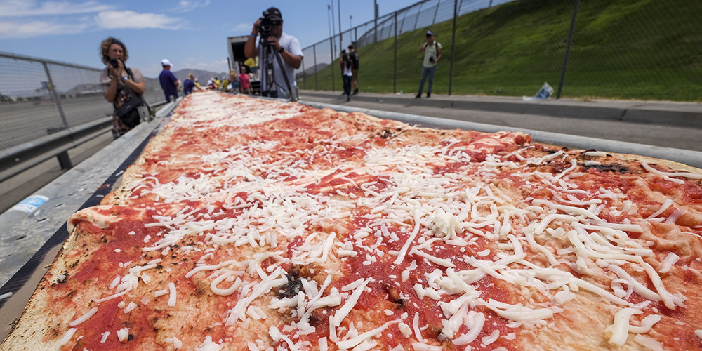 В американском штате Калифорния приготовили самую длинную пиццу в мире