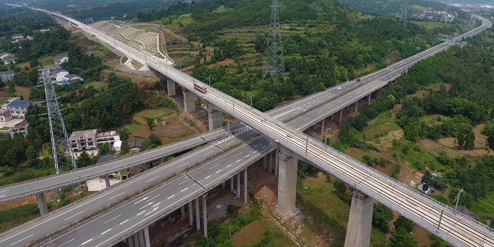 Крупнейшие строительные проекты Китая -- Первая в Китае скоростная железнодорожная магистраль через горный хребет Циньлин