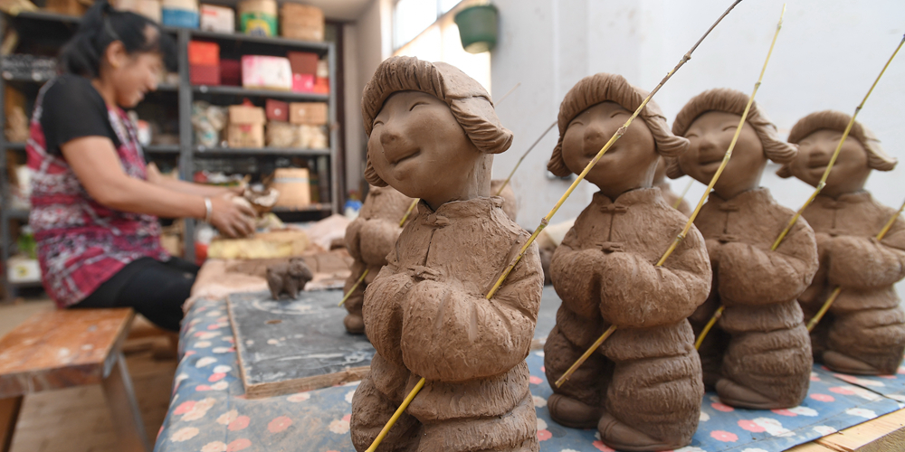 Столетняя история глиняной скульптуры "санчичжай" из провинции Хэбэй
