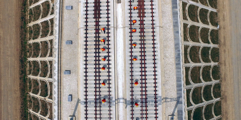 Укладка рельсов на ляонинском участке скоростной железной дороги Пекин-Шэньян завершена наполовину