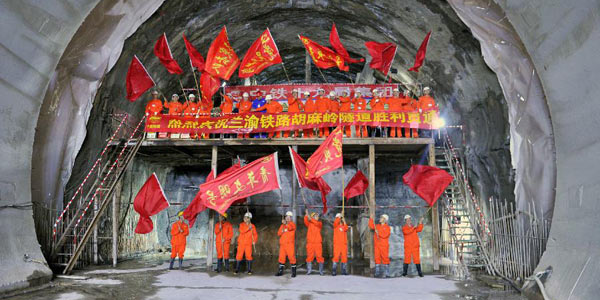 На строящейся железной дороге Ланьчжоу -- Чунцин проложен последний тоннель