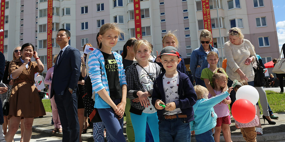 В белорусском Могилеве сданы в эксплуатацию построенные при помощи Китая три дома 
с социальным жильем