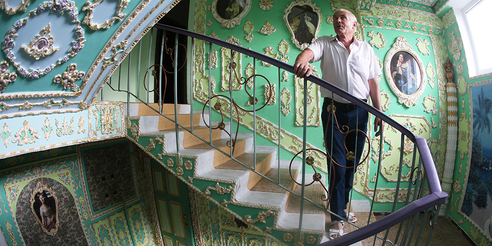 Киевский пенсионер превратил подъезд своего дома в музей