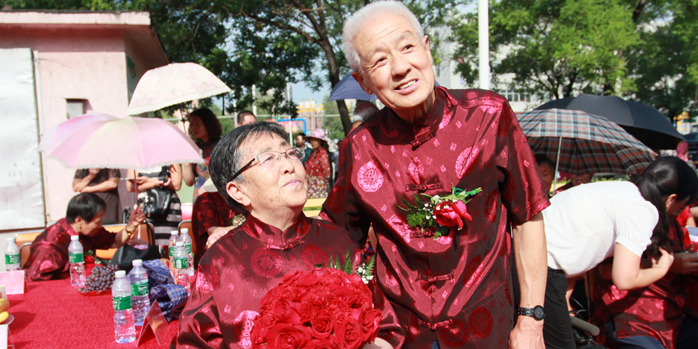 30 супружеских пар из провинции Хэбэй отметили "золотую свадьбу"