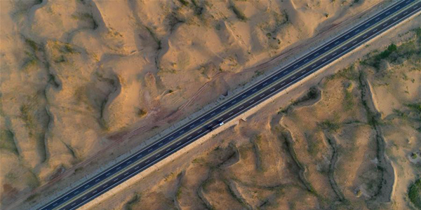 Полностью открылось движение по соединяющей Пекин и Синьцзян скоростной автостраде