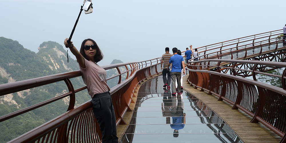 Прогулка по стеклянным мосткам над пропастью в провинции Шэньси
