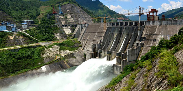 Сброс воды на ГЭС "Лунтань"