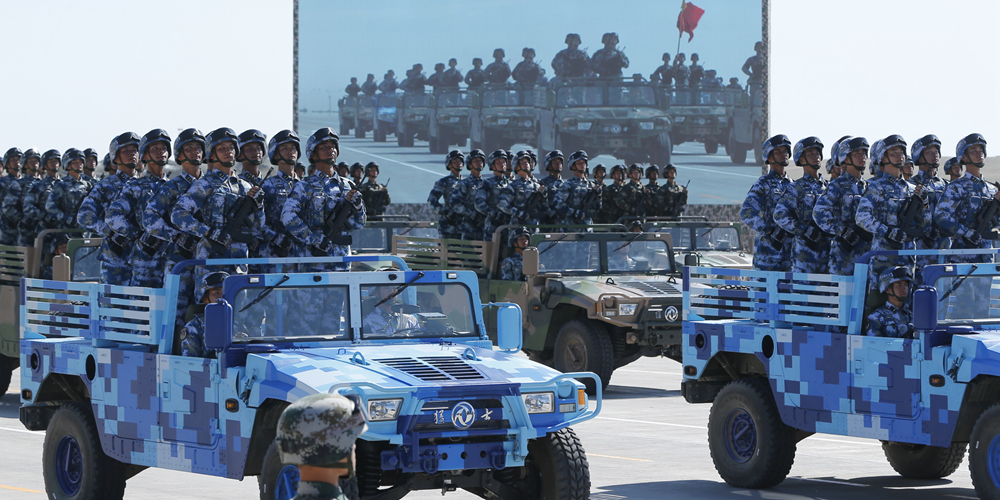 Началось прохождение колонны техники и вооружения на военном параде на полигоне Чжужихэ