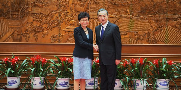 Ван И встретился с главой администрации САР Сянган Линь-Чжэн Юээ
