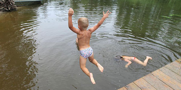 Жители Беларуси спасаются от жары, купаясь в Днепре
