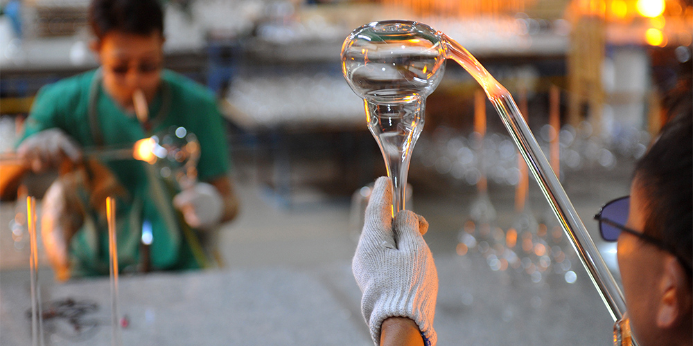 Художественное стекло из города Хэцзянь покоряет зарубежный рынок