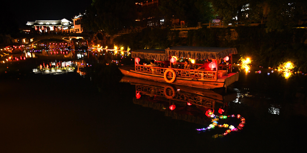 Фестиваль речных фонариков в древнем поселке Саньхэ