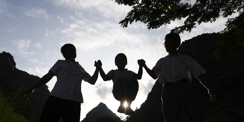 История семьи учителей из горного уезда Гуанси-Чжуанского АР