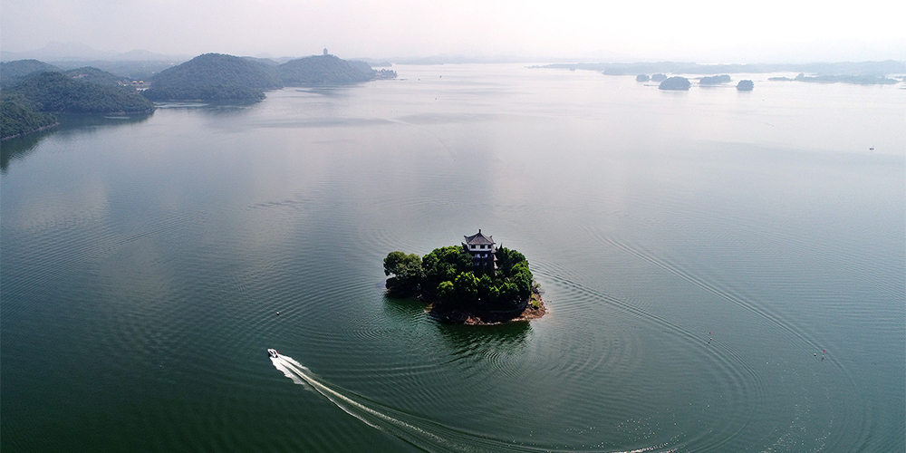 Озеро Ваньфоху в провинции Аньхой с высоты птичьего полета
