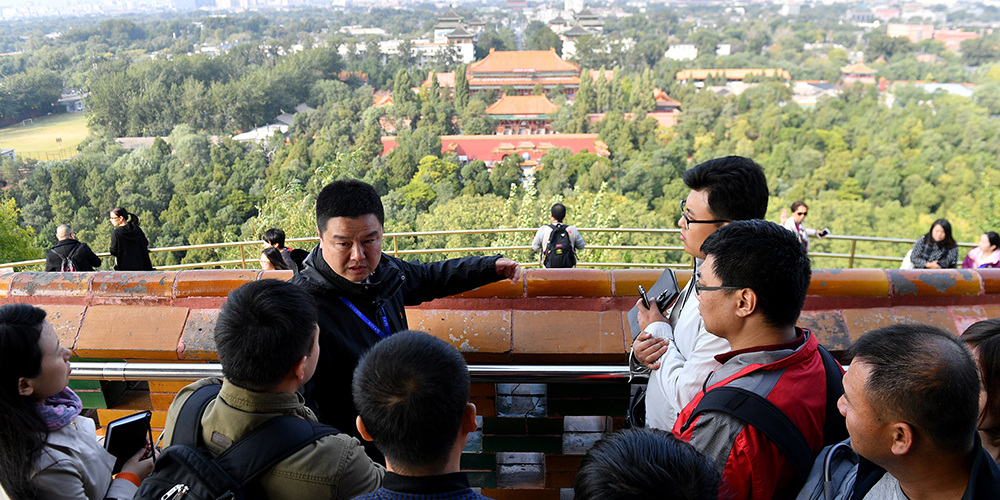 Пресс-центр 19-го съезда КПК организовал первый обзорный тур для китайских и иностранных журналистов