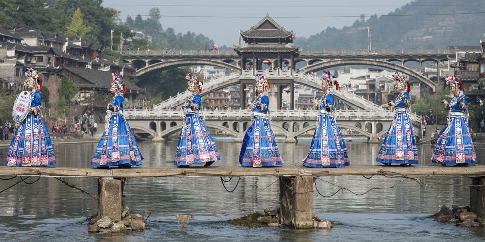 Фестиваль нарядов и серебряных украшений народности мяо в провинции Хунань