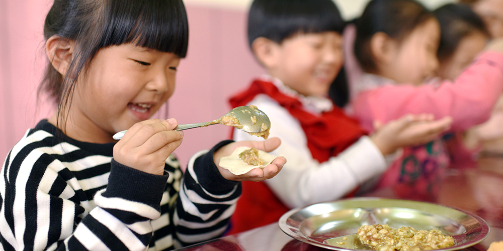 Лепка пельменей в первый день "начала зимы" в детском саду Шэньчжоу