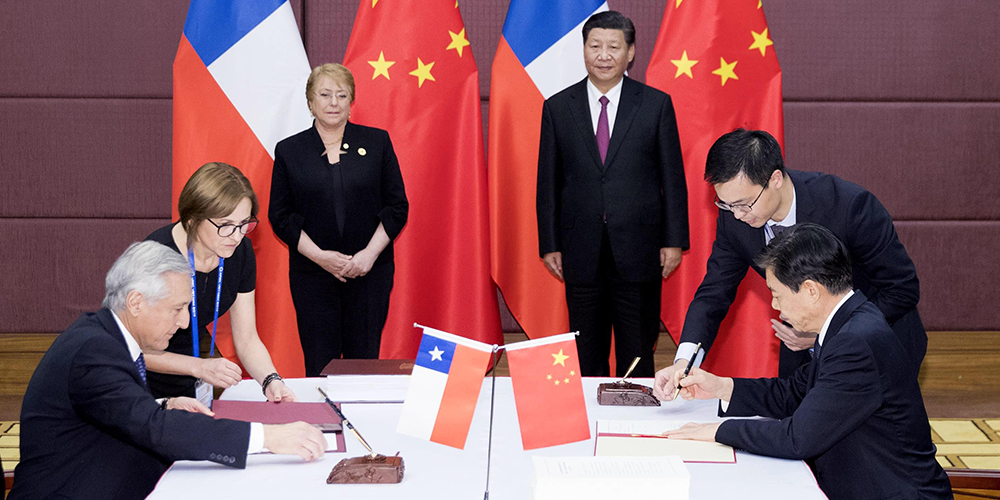 Си Цзиньпин и президент Чили М.Бачелет присутствовали на церемонии подписания протокола о повышении уровня соглашения о свободной торговле