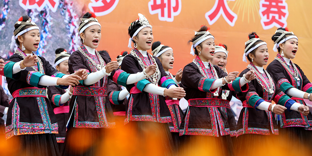 Традиционные соревнования по танцам и песням народности дун