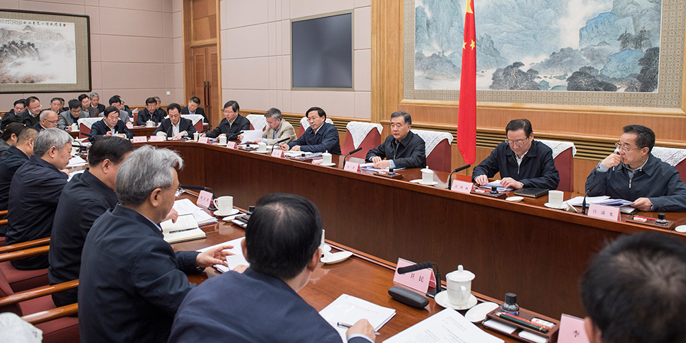 Ван Ян призвал к усилению ответственности в борьбе с бедностью