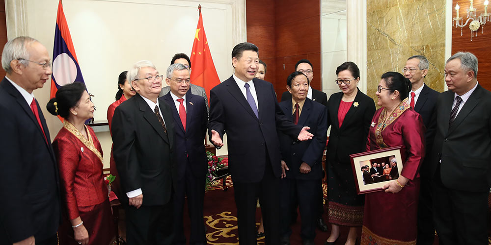 Си Цзиньпин во Вьентьяне встретился с членами лаосской семьи, которая поддерживает долгую дружбу с Китаем
