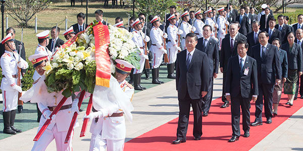 Си Цзиньпин возложил венок к памятнику Неизвестного солдата в лаосской столице