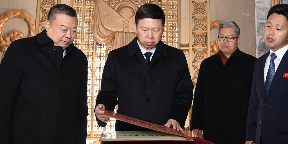 Специальный посланник генерального секретаря ЦК КПК Си Цзиньпина Сун Тао посетили кладбище павших китайских добровольцев в КНДР