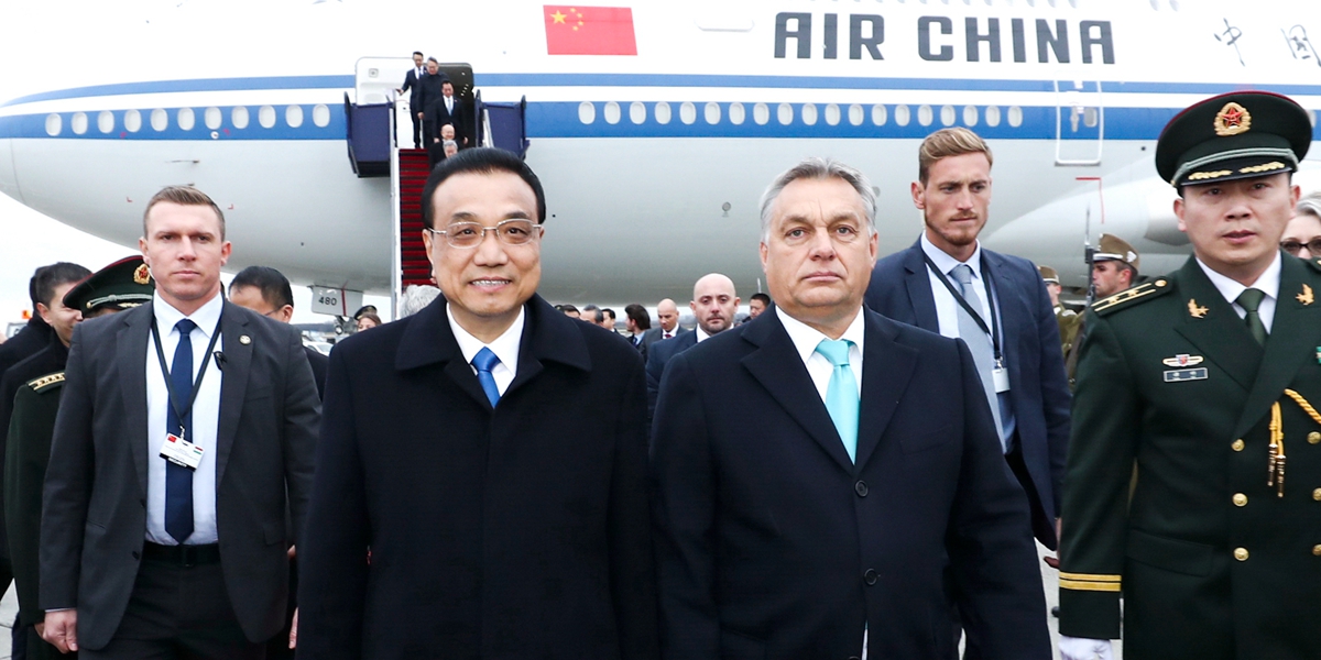 Премьер Госсовета КНР прибыл в Венгрию с официальным визитом и для участия во встрече руководителей Китая и стран Центральной и Восточной Европы