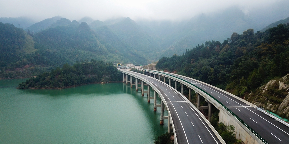 Новое скоростное шоссе Учжоу -- Лючжоу в конце года откроется для движения транспорта