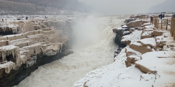 На водопаде Хукоу выпал первый снег