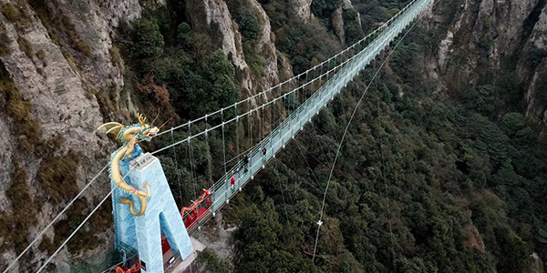 В провинции Аньхой введен в эксплуатацию стеклянный пешеходный мост
