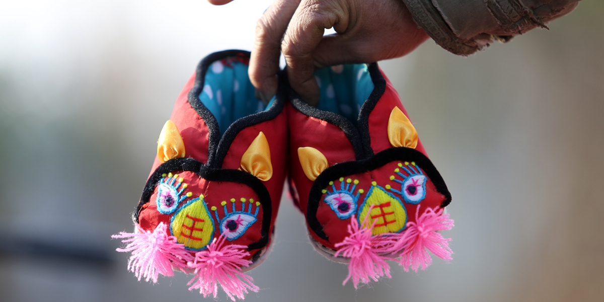 Детские тапочки "тигриная голова" от 85-летней Чжао Кайин
