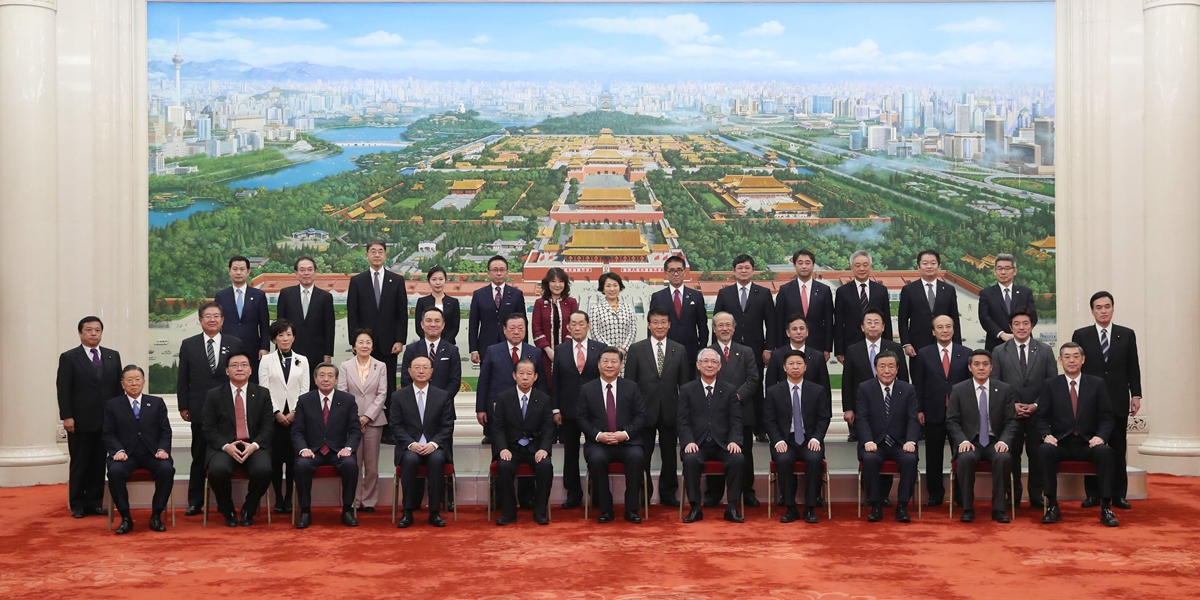 Си Цзиньпин встретился с представителями делегации правящих партий Японии