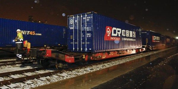 За полгода специальным грузовым поездом из Китая в Европу было экспортировано почти 8000 автомобилей "Вольво" класса "люкс"