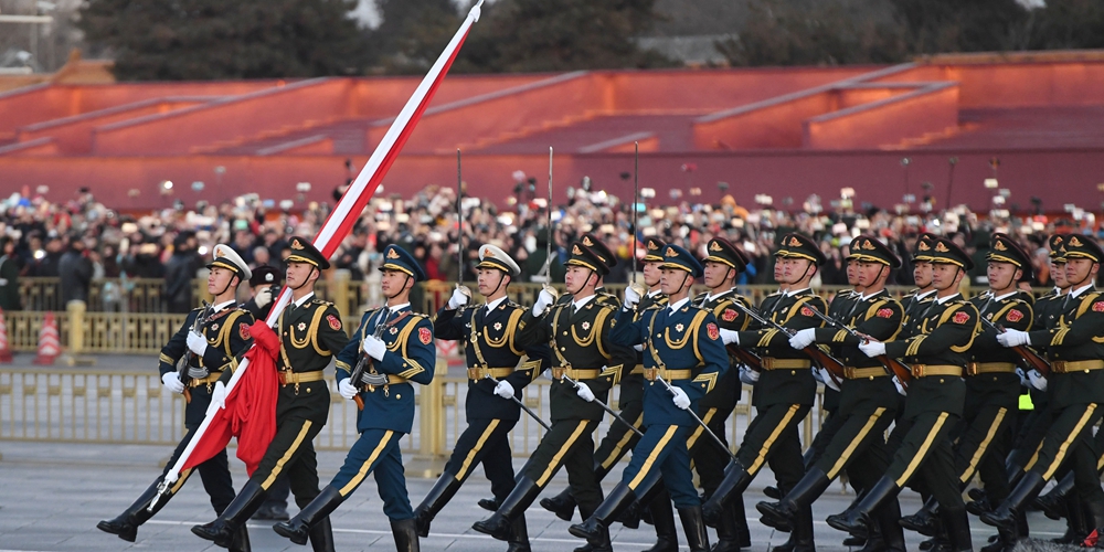 Церемония поднятия государственного флага на площади Тяньаньмэнь впервые проведена 
НОАК