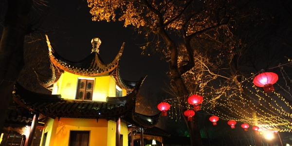 Новогодняя подсветка в храме Ханьшань города Сучжоу