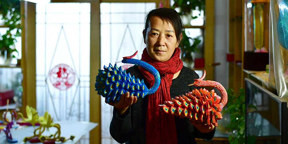 Потерявшая слух жительница Чжэнчжоу воплощает фантазии в бумажных скульптурах