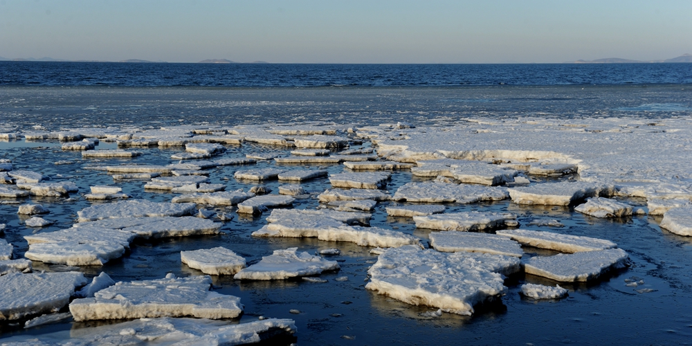 "Полярный" ледовый пейзаж на побережье залива Бохай