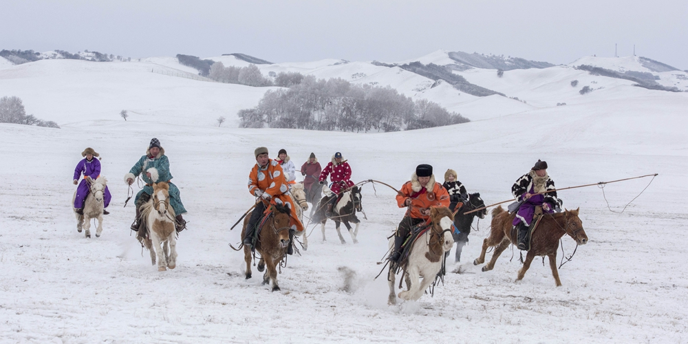 Табуны мчащихся коней в заснеженных степях на севере Китая