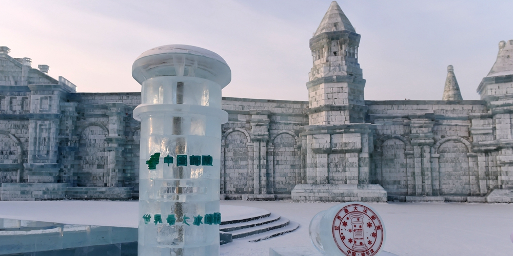 Ледяной почтовый ящик высотой 2,6 м установили в Харбине