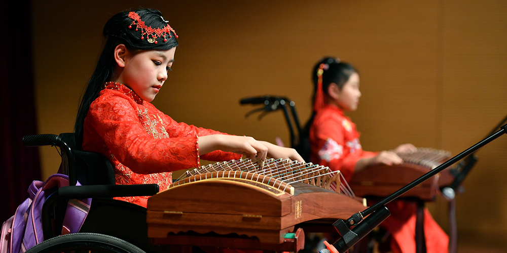 В Пекине прошел отчетный концерт благотворительных курсов традиционной культуры и искусства для людей с ограниченными возможностями