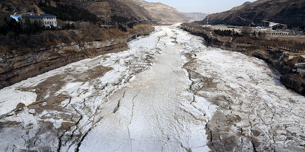 Скованное льдом русло Хуанхэ в районе водопада Хукоу