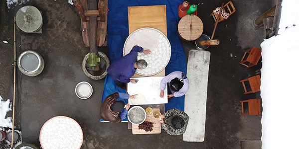Изготовление новогодних пончиков мацы в деревне Саньцзянкоу