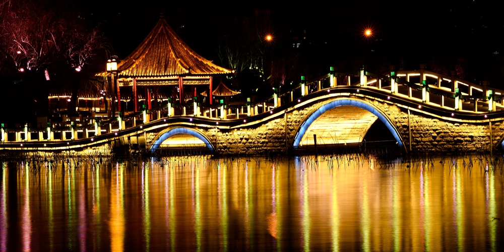 Красочный ночной вид парка вокруг озера Даминху в городе Цзинань
