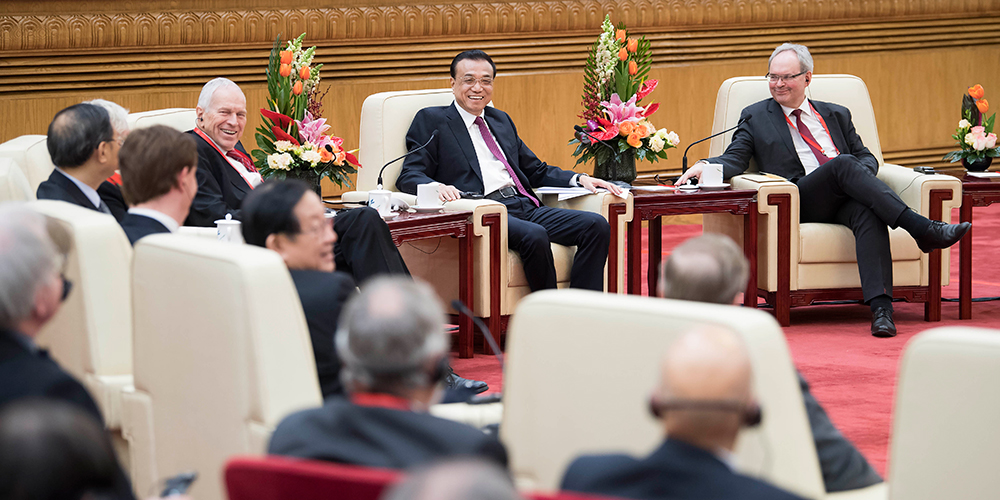 Ли Кэцян провел беседу с представителями работающих в Китае иностранных специалистов накануне Нового года по китайскому лунному календарю